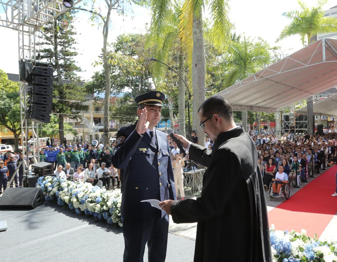 Toma de juramento en la posesión del alcalde de Itagüí Diego Torres