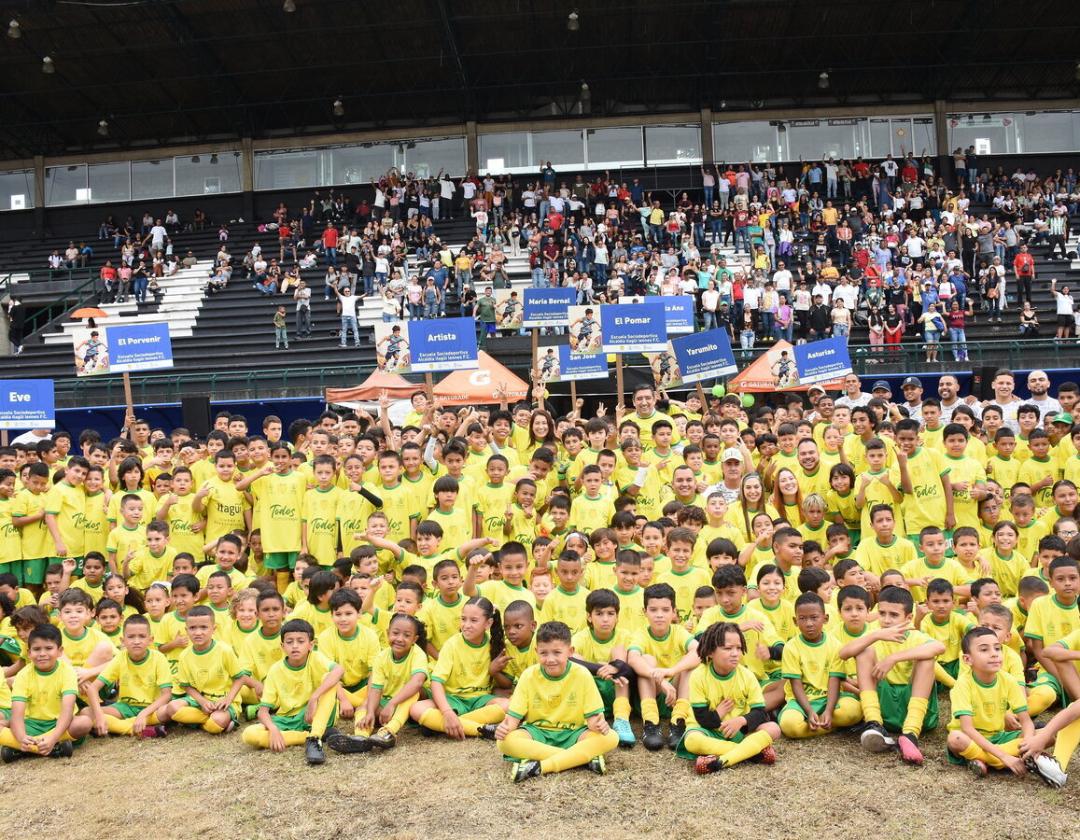 Deportistas de las Escuelas de Formación Deportiva Alcaldía de Itagüí - Leones FC junto al alcalde de Itagüí, Diego Torres