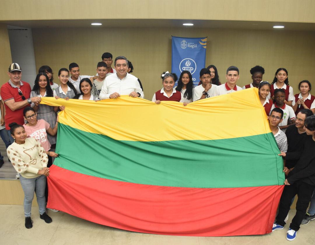 Imagen de los estudiantes pertenecientes a la banda marcial de la Institución Educativa María Josefa Escobar junto al alcalde de Itagüí, portando la bandera de Itagüí.