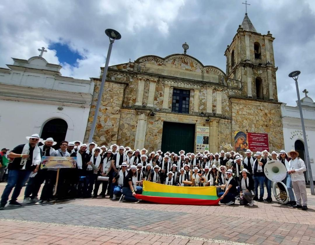 Imagen de la Banda Sinfónica en la plaza de Tocancipá