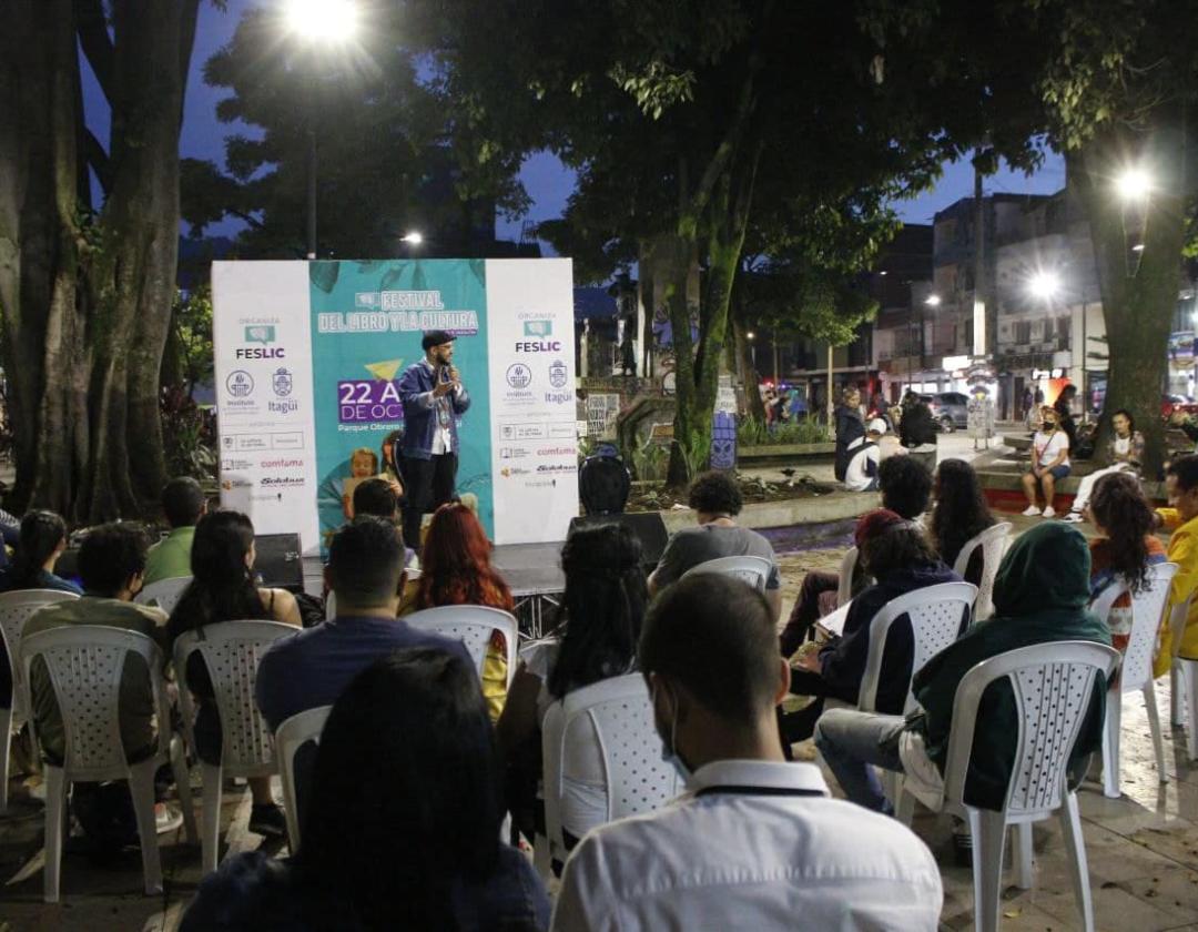 Imagen de una velada del festival de libro