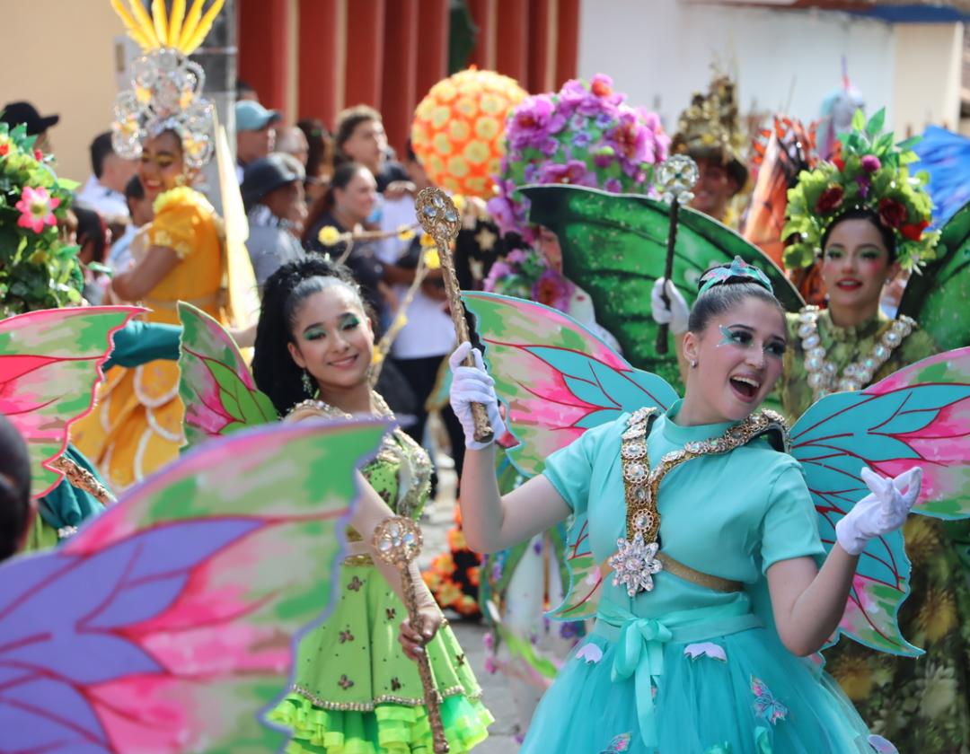 Artistas en escena durante desfile